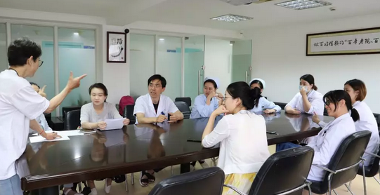 6月28日下午，上海和平眼科医院党支部医护手语培训课如期开始。自从医院开通“爱心助聋通道”以来，通过每一*次手语课程的学习，医护人员已经基本掌握了一些日常用语及简单的就医情景对话，并在手语老师的指导下开始尝试与聋人病患用手语交流1.png