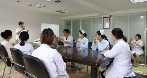 6月28日下午，上海和平眼科医院党支部医护手语培训课如期开始。自从医院开通“爱心助聋通道”以来，通过每一*次手语课程的学习，医护人员已经基本掌握了一些日常用语及简单的就医情景对话，并在手语老师的指导下开始尝试与聋人病患用手语交流2.png