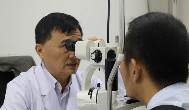 姚晓明教授在福州眼科医院为病毒性角膜炎患者进行角膜移植手术2.png