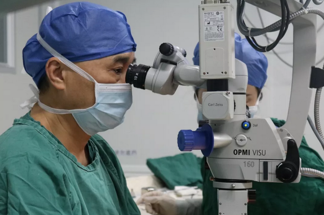 姚晓明教授在福州眼科医院为病毒性角膜炎患者进行角膜移植手术3.png