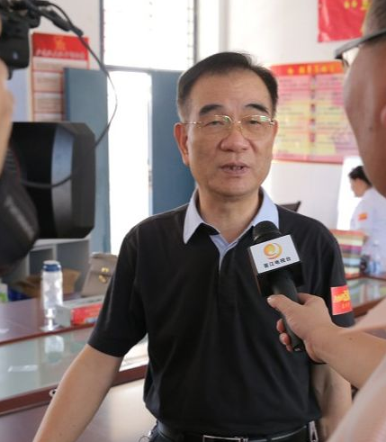 厦门眼科中心泉州分院院长许锻炼，已在眼科领域精耕细作40余载。面对每一位病人，许教授都会耐心询问，不放过任何一个细节。“细节决定成败，对患者必须百分付出，才能消*或减轻他们的病痛。”在许教授眼里，患者的需求就是奋斗的动力，必须全力以赴为患者点亮光明。1.png