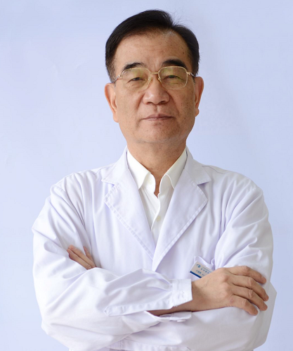 厦门眼科中心泉州分院院长许锻炼，已在眼科领域精耕细作40余载。面对每一位病人，许教授都会耐心询问，不放过任何一个细节。“细节决定成败，对患者必须百分付出，才能消*或减轻他们的病痛。”在许教授眼里，患者的需求就是奋斗的动力，必须全力以赴为患者点亮光明。6.png