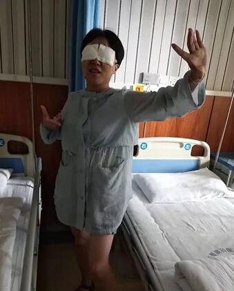 甘肃高度近视女士请假一个月来成都华厦眼科医院接受ICL手术并锦旗感谢医生2.jpg 甘肃高度近视女士请假一个月来成都华厦眼科医院接受ICL手术并锦旗感谢医生2.jpg