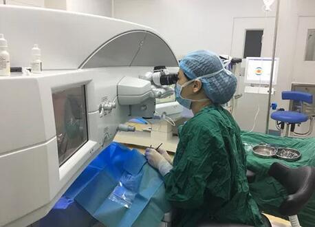 南非籍外教回国前来成都华厦眼科医院进行近视手术3.jpg