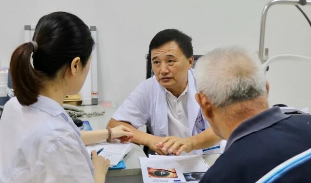 姚晓明教授来福州眼科医院，为解除角膜病患痛苦2.jpg