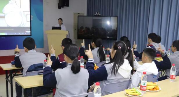 1月16日下午，厦门双十中学初一年段的同学们在老师们的带领下，走进厦门大学附属厦门眼科中心，一同探寻眼睛奥秘，开启一场“睛”彩的研学之旅。以拓展青少年视野，让青少年学习眼健康知识，提升学生们的爱眼意识2.jpg