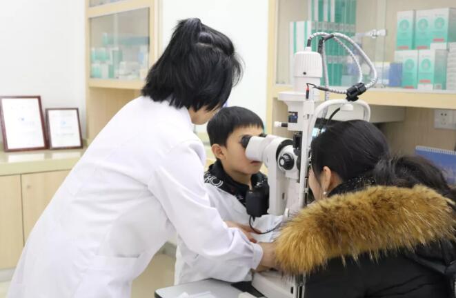 重庆华厦眼科医院迎来寒假首期“我是小小眼科医生体验活动”3.jpg