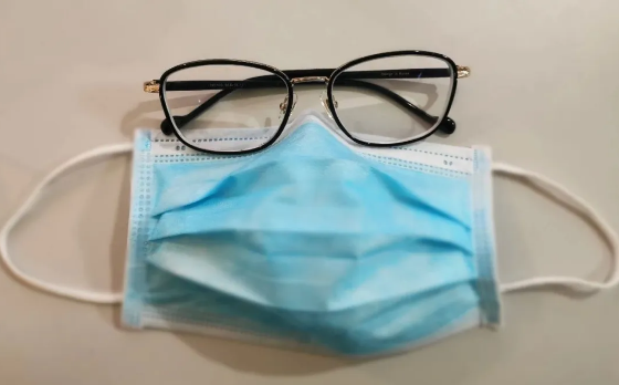 戴口罩近视眼镜总起雾怎么办？试试这几种办法：近视手术摘镜1.png