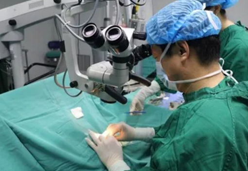 并发性白内障，角膜白斑，血管翳患者在郑州华厦眼科医院顺利手术1.png