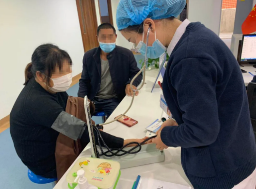 多年后，再回郑州华厦眼科医院向徐惠民院长“汇报”自己重获光明后收获的幸福1.png