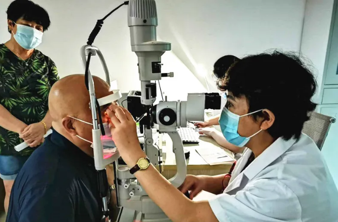 重庆华厦眼科医院陈少军教授为独眼糖网病患者完成玻璃体切割手术1.png