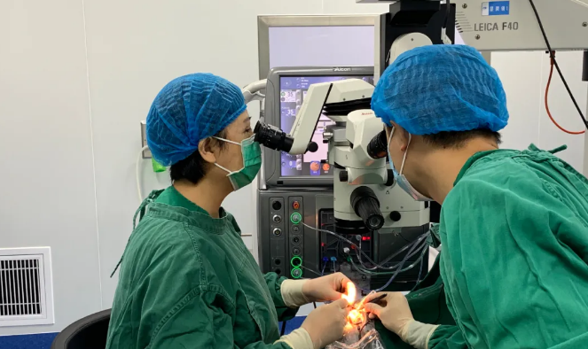 重庆华厦眼科医院陈少军教授为独眼糖网病患者完成玻璃体切割手术2.png