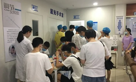 进入高峰期 成都华厦眼科医院提醒近视手术朋友提前预约2.png