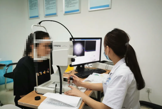 8月31日上午，近视1100度援鄂护士梁燕将在重庆华厦眼科医院接受ICL摘镜近视手术1.png