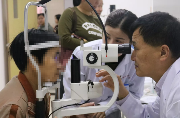 9月4日出名角膜移植手术医生姚晓明教授来福州眼科医院为患者会诊及手术医治1.png