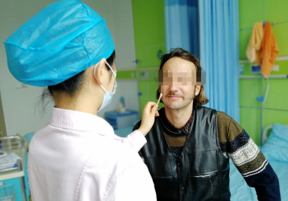 我看到了9个月亮，中国医生一招解决！“洋女婿”患白内障几近失明，在厦门眼科中心手术1.png